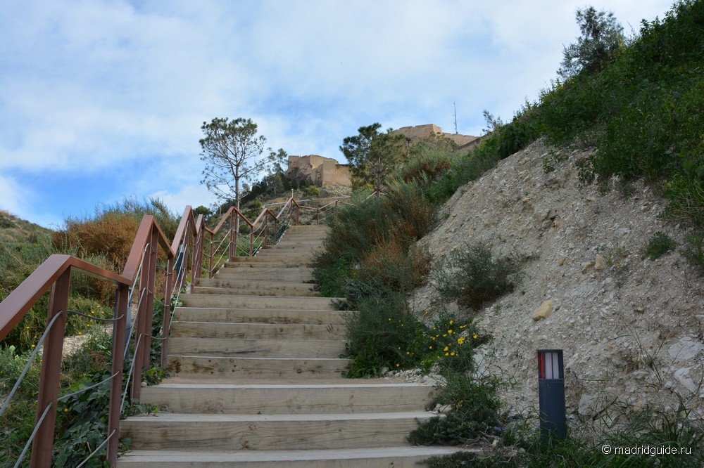 Лестница, ведущая к крепости Санта-Барбара в Аликанте